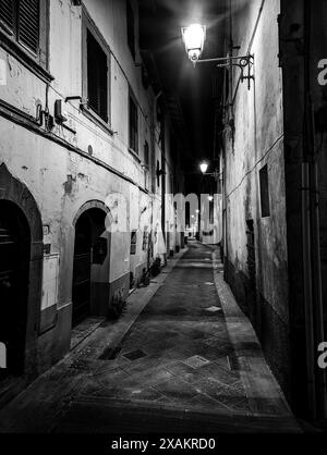 Une ruelle vide dans le petit village de Montaione en Toscane la nuit, Italie Banque D'Images