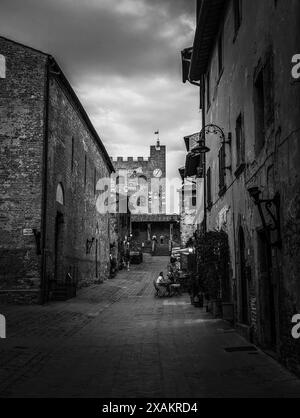 Via Giovanni Boccaccio et le Palazzo Pretorio à la fin de la rue dans la petite ville de Certaldo en Toscane, Italie Banque D'Images