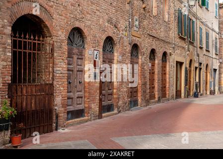 Rues vides dans le petit village de Montaione en Toscane, Italie Banque D'Images