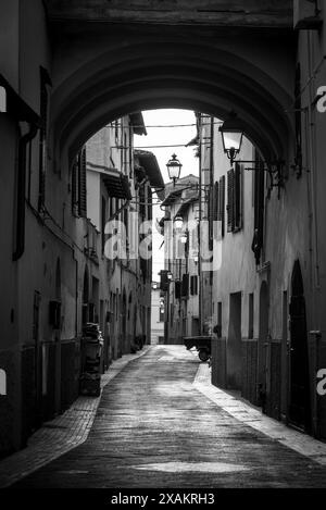 Rues vides dans le petit village de Montaione en Toscane, Italie Banque D'Images