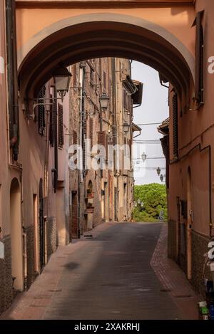 Rues vides dans le petit village de Montaione en Toscane, Italie Banque D'Images