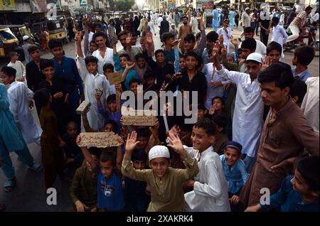 Les habitants de Patel para sont bloqués alors qu'ils organisent une manifestation de protestation contre le délestage prolongé de l'électricité et du sui gaz dans leur région, à Karachi le vendredi 7 juin 2024. Crédit : Pakistan Press International (PPI)/Alamy Live News Banque D'Images