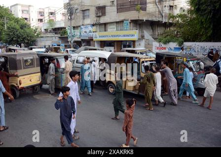 Les habitants de Patel para sont bloqués alors qu'ils organisent une manifestation de protestation contre le délestage prolongé de l'électricité et du sui gaz dans leur région, à Karachi le vendredi 7 juin 2024. Crédit : Pakistan Press International (PPI)/Alamy Live News Banque D'Images