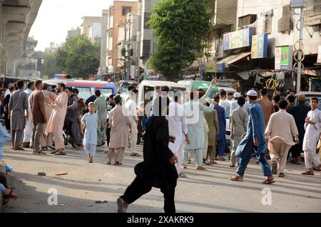 Les habitants de Patel para sont bloqués alors qu'ils organisent une manifestation de protestation contre le délestage prolongé de l'électricité et du sui gaz dans leur région, à Karachi le vendredi 7 juin 2024. Crédit : Pakistan Press International (PPI)/Alamy Live News Banque D'Images