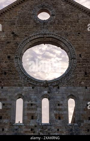 Rosette de fenêtre détruite au monastère cistercien abandonné San Galgano en Toscane, Italie Banque D'Images