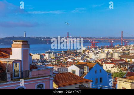 LISBONNE, PORTUGAL-avril 7,2024 : vue panoramique avec le pont 25 de Abril qui relie la ville de Lisbonne à la municipalité d'Almada Banque D'Images