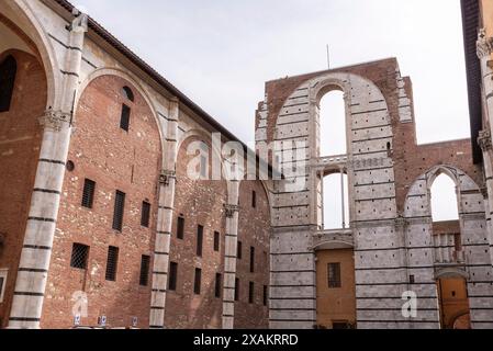 Transept inachevé de la cathédrale agrandie prévue à Sienne, en Italie Banque D'Images