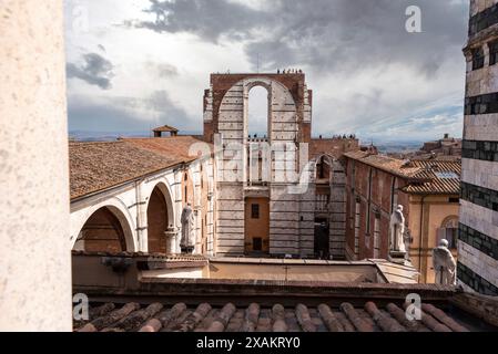 Transept inachevé de la cathédrale agrandie prévue à Sienne, vu du toit de la cathédrale, Italie Banque D'Images