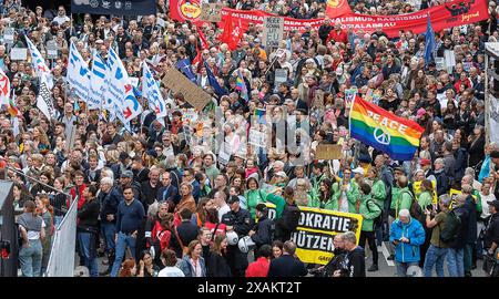 Hambourg, Allemagne. 07 juin 2024. De nombreuses personnes participent à un grand rassemblement contre l’extrême droite et pour la démocratie. Deux jours avant les élections européennes et de district, une large alliance donne l'exemple à la démocratie sous le slogan "arrêtez l'extrémisme de droite - défendez la démocratie - allez voter!". Crédit : Markus Scholz/dpa/Alamy Live News Banque D'Images