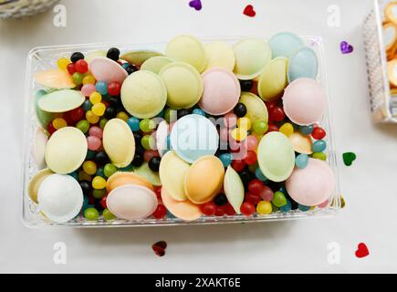 Vue de dessus de biscuits sucrés et bonbons colorés. Banque D'Images