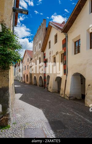 Laubengasse-via dei Portici Street, Glurns-Glorenza, Haut-Adige-Tyrol du Sud, Italie Banque D'Images