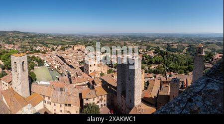 Large vue panoramique sur le centre-ville de San Gimignano, Torri dei Salvucci dans le centre, vu de Torre Grosso, Italie Banque D'Images