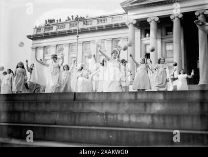 Tableaux, treasury Wash., D.C. (Suff. Pageant), 1913. Photographie prise devant le treasury Building lors de la Woman suffrage Parade à Washington, D.C. le 3 mars 1913. Banque D'Images