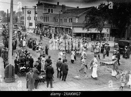 Suffrage pageant [L.I.], 1913. Spectacle suffrage et défilé à Mineola, long Island, New York, le 24 mai 1913. La parade est allée de Mineola à Hempstead. Banque D'Images