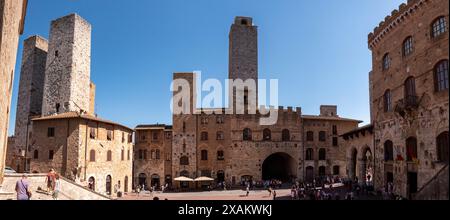 Place principale Piazza del Duomo à San Gimignano avec ses célèbres tours de palais, Italie Banque D'Images