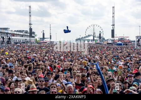 Rock am Ring, Festival Tag 1, Nürburgring, 07.-09.06.2024 Adenau, Deutschland - 7,6.2024, fans hören Royal Blood BEI Rock am Ring. DAS Festival findet am Nürburgring in der Nähe der Stadt Adenau vom 07.-09.06.2024 statt. Adenau Rheinland-Pfalz Deutschland *** Rock am Ring, Festival Day 1, Nürburgring, 07 09 06 2024 Adenau, Allemagne 7 6 2024 fans écoutent Royal Blood au Rock am Ring le festival a lieu au Nürburgring près de la ville d'Adenau du 07 09 06 2024 Adenau Rheinland Pfalz Allemagne Copyright : xChristianxEnderx Banque D'Images