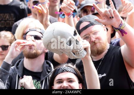 Rock am Ring, Festival Tag 1, Nürburgring, 07.-09.06.2024 Adenau, Deutschland - 7,6.2024, fans mit Schädel im Publikum BEI Rock am Ring. DAS Festival findet am Nürburgring in der Nähe der Stadt Adenau vom 07.-09.06.2024 statt. Adenau Rheinland-Pfalz Deutschland *** Rock am Ring, Festival Day 1, Nürburgring, 07 09 06 2024 Adenau, Allemagne 7 6 2024 fans avec des crânes dans le public à Rock am Ring le festival a lieu au Nürburgring près de la ville d'Adenau du 07 09 06 2024 Adenau Rheinland Pfalz Allemagne Copyright : xChristianxEnderx Banque D'Images