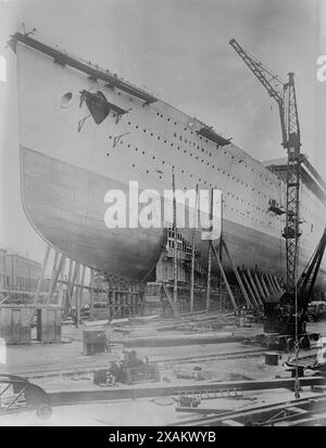 AQUITANIA prêt à se lancer, entre c1910 et c1915. Montre le RMS Aquitania, un paquebot Cunard Line construit en Écosse. Banque D'Images