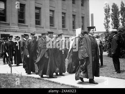 Columbia Alumni, 6/4/13, Dr Carrel, 1913. Montre des anciens élèves au début de l'Université Columbia le 4 juin 1913, y compris Dr Alexis Carrel au centre avec son visage vers la caméra. Carrel a reçu un diplôme honorifique au début. Banque D'Images