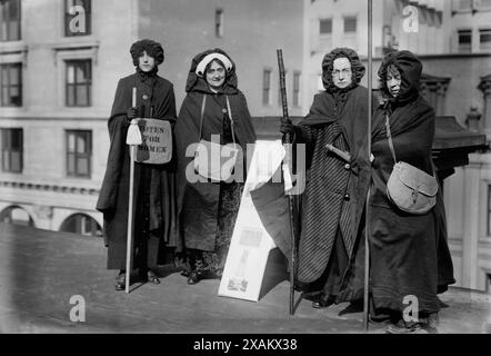 Washington Hikers, 1913. Montre des randonneurs de suffrage qui ont pris part à la randonnée du suffrage de New York à Washington, D.C. qui a rejoint le défilé de la National American Woman suffrage Association le 3 mars 1913. Banque D'Images