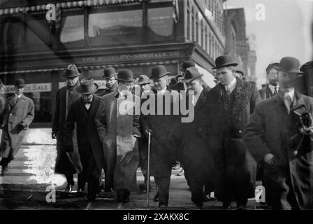 Dist. ATT'y Whitman &amp ; Reporters, entre c1910 et c1915. Montre Charles Seymour Whitman, procureur de district qui a ensuite servi comme gouverneur de New York de janvier 1915 à décembre 1918. Il est également délégué à la Convention nationale républicaine en 1916. Banque D'Images