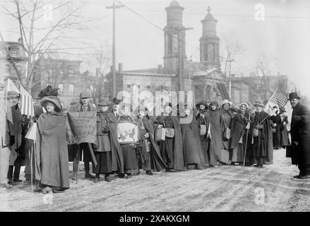 Rosalie Jones, Ida Craft - randonneurs de suffrage, 1913. Montre la randonnée menée par le "général" Rosalie Jones de New York à Washington, DC pour le défilé de la National American Woman suffrage Association du 3 mars 1913. Banque D'Images