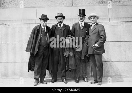 W.B. Howland, Henry Vivian, G. Wm. Burleigh, John A. Stewart, 1913. Affiche les membres du Comité du centenaire anglo-américain de la paix (1814-1914). William Bailey Howland (1848-1917) était le commissaire américano-britannique, le député britannique Henry Vivian faisait partie du contingent britannique à la réunion de planification de mai 1913 à New York, George William Burleigh (1870-1949) était un colonel de l'armée américaine, John Aikman Stewart (1822-1926) fut président du comité exécutif du comité du centenaire de la paix américaine. Banque D'Images