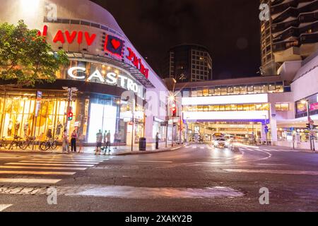 Tel Aviv, Israël - 3 octobre 2023 - vue extérieure du centre commercial Dizengoff la nuit. Le centre commercial est nommé d'après Meir Dizengoff, le premier maire de Banque D'Images