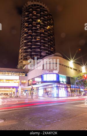 Tel Aviv, Israël - 3 octobre 2023 - vue extérieure du centre commercial Dizengoff la nuit. Le centre commercial est nommé d'après Meir Dizengoff, le premier maire de Banque D'Images