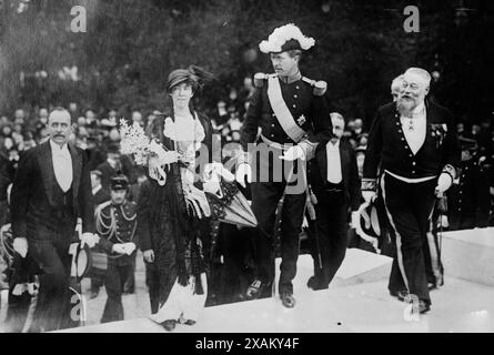 Reine & amp ; Roi de Belg. [I.e., Belgique] Opening Gand exposition - Mayor Braunn [i.e., Braun], 1913. Montre le roi Albert Ier et la reine Elizabeth de Belgique à l'ouverture de l'exposition internationale de Gand avec le maire de Gand, E&#xb4;Mile Braun (1849-1927). Banque D'Images