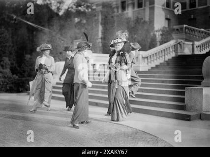 Miriam Harriman et MRS J.W. Harriman, entre c1910 et c1915. MRS J.W. Harriman, épouse du banquier John Wright Harriman (Augusta Barney) et de sa fille Miriam. Banque D'Images