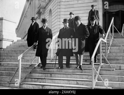 Géo. F. Baker &amp ; fils, (1913?). Montre George Fisher Baker et son fils George Baker, Jr. Concerne probablement le témoignage de Geroge Baker Sr. devant le Comité d'enquête de Pujo Money Trust, janvier 1913, Washington, D.C. Banque D'Images