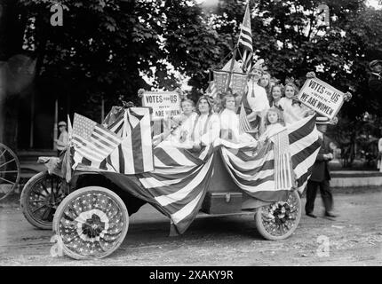 Suffragistes en défilé, entre c1910 et c1915. Banque D'Images