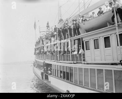 Sortie de Tim Sullivan Ass'n, 1913. Montre Boat The Grand Republic, rempli de gens qui vont sur une sortie de la Timothy Sullivan Association, parrainée par Timothy ("Big Tim") Daniel Sullivan (1862-1913), un politicien de New York City Tammany Hall. Banque D'Images