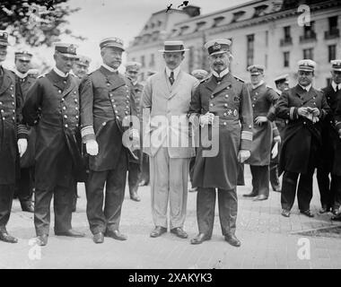 Capitaine Ritter, adjoint arrière Ward, ambassadeur d'Allemagne, amiral Paschowitz, 1912. Spectacles (de gauche à droite) : homme non identifié, capitaine Ludwig Ritter von Mann du navire allemand Moltke ; contre-amiral américain Aaron Ward (1851-1918), commandant par intérim de la flotte américaine ; comte von Bernstorff, ambassadeur d'Allemagne aux États-Unis; et le contre-amiral Hubert von Rebeur-Paschwitz, lors de la visite des navires allemands à New York en juin 1912. Banque D'Images