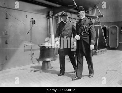 Capitaine J.H. Oliver et CdR. F. Hughes, 1914. Montre le capitaine James Harrison Oliver (1857-1928) et l'amiral Charles Frederick Hughes (1866-1934). Banque D'Images