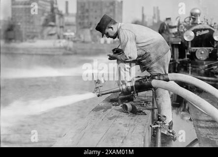 Essais de moteurs de pompiers, 1913. Montre le concours de moteurs de pompes à moteur organisé par l'Association internationale des ingénieurs pompiers, New York, 3 septembre 1913. Les moteurs de pompage puisaient de l'eau dans la rivière Hudson. Banque D'Images