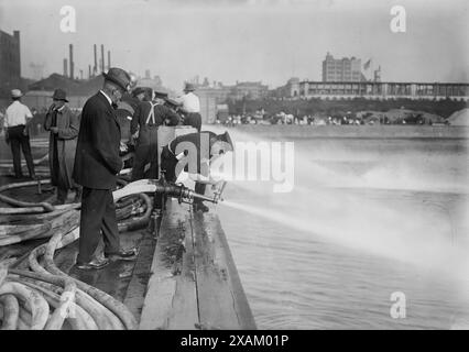 Flux d'essai des moteurs de pompiers, 1913. Montre le concours de moteurs de pompes à moteur organisé par l'Association internationale des ingénieurs pompiers, New York, 3 septembre 1913. Les moteurs de pompage puisaient de l'eau dans la rivière Hudson. Banque D'Images