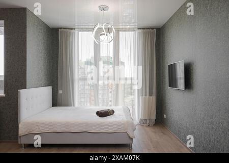 Lit double près de la fenêtre dans l'intérieur de la chambre Banque D'Images
