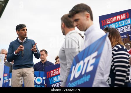 Le premier ministre Rishi Sunak prend la parole lors d’une visite au Melksham Town Football Club, alors qu’il se trouve sur la piste de la campagne électorale générale. Date de la photo : vendredi 7 juin 2024. Banque D'Images