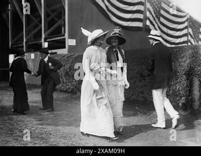 Edith Kane et MRS J. Doug. Robinson, 1913. Edith Kane et MRS J. Douglas Robinson assistent au match de polo de la Coupe Newport au Meadow Brook Field, long Island, le 14 juin 1913. Banque D'Images