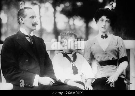 Roi Haakon, reine Maud de Norvège et prince héritier Olaf, 1913. Montre Haakon VII, roi de Norvège (1872-1957) avec son épouse, la princesse Maud de Galles (1869-1938) et le prince Olav V (1903-1991) qui devint roi de Norvège en 1957. Banque D'Images