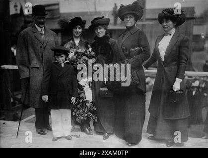 M.M. Van Buren &amp ; Archbold Van Buren, MRS Van Buren, MRS C.J. Post, MRS J.H. Flagg, 1913. montre MRS Van Buren (fille de John Dustin Archbold) avec son mari et son fils et trois autres femmes, lors du baptême du yacht de son père, le Vixen, à Morris Heights, New York, le 10 avril, 1910. Banque D'Images