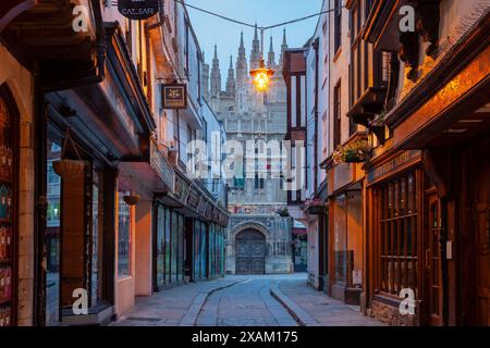 Aube sur Mercery Lane à Canterbury, Kent, Angleterre. Banque D'Images