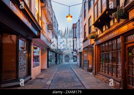 Aube sur Mercery Lane à Canterbury, Angleterre. Banque D'Images