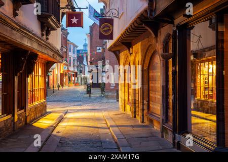 Aube sur Mercery Lane dans le centre-ville de Canterbury, Angleterre. Banque D'Images