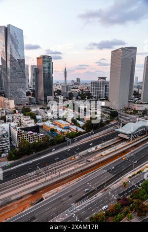 Tel Aviv, Israël - 14 octobre 2023 - vue aérienne des bâtiments et des environs autour de l'autoroute Ayalon nommée d'après le ruisseau Ayalon passant thr Banque D'Images