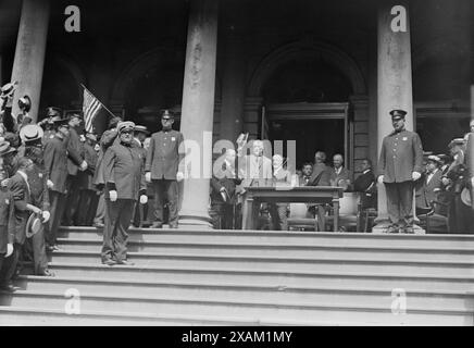 Notification Gaynor, 1913. Montre la cérémonie de notification qui a eu lieu le 3 septembre 1913 sur les marches de l'hôtel de ville de New York, où le maire William J. Gaynor a été mis en candidature pour une réélection. William Jay Gaynor avait servi un mandat en tant que maire de la réforme de New York. Parce que l'incorruptible Gaynor ne coopérait pas avec la machine Tammany, Tammany refusa de le nommer pour un second mandat. Gaynor a donc été renommé par un groupe indépendant, et a accepté leur nomination. Banque D'Images