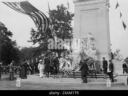 Monument du Maine dévoilé, 1913. Montre les cérémonies de dévoilement du mémorial du cuirassé Maine, qui avait explosé dans le port de la Havane, à Cuba, pendant la guerre hispano-américaine de 1898. En 1913, le monument a été placé au Columbus Circle et à l'entrée de la 59e rue de Central Park à New York. Banque D'Images