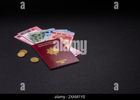 Passeport de la République de France, billets d'avion et argent sur fond de béton foncé. Contexte conceptuel sur le thème du tourisme et des voyages Banque D'Images